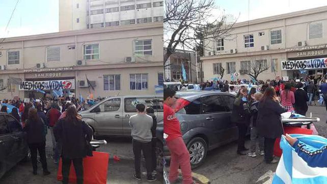 Dos fotos de la concentración frente al hospital San Roque.&nbsp;