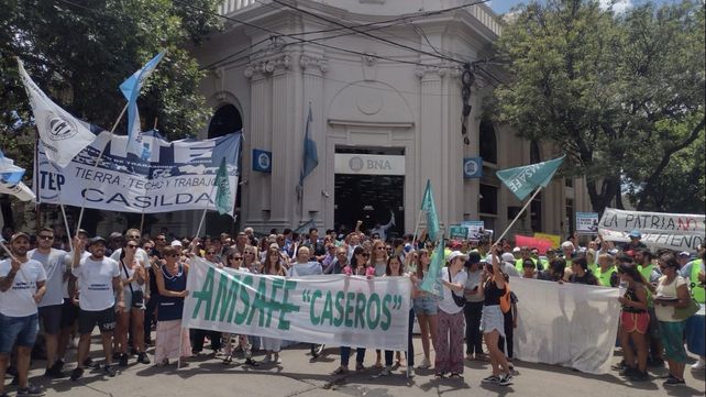 Abrazo solidario en defensa del Banco Nación.