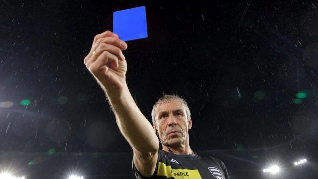 Los árbitros podrían incorporar una tarjeta azul para expulsiones temporales
