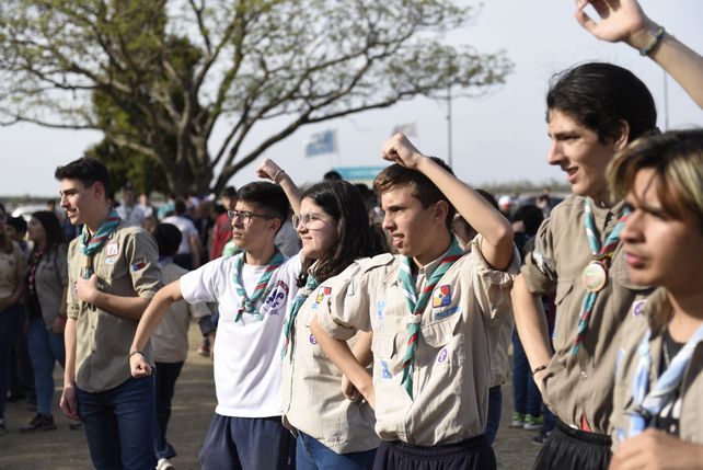 La propuesta educativa del escultismo va dirigida a personas de entre 7 hasta 21 años, mientras que mantiene abiertas a los adultos que en cualquier edad busquen entrometerse en esta actividad. Foto: gentileza de Scouts de Argentina.