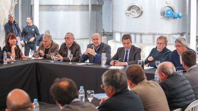 Perotti Junto a Massa en los anuncios en Pilar para el sector tambero. Perotti Junto a Massa en los anuncios en Pilar para el sector tambero.