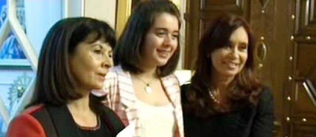 Susana Trimarco acompañada de su nieta Micaela Catalán durante el encuentro con la presidenta en la Casa Rosada.