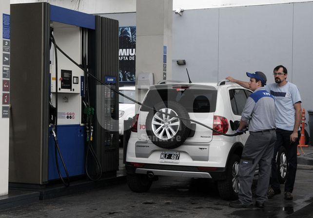 Golpe al bolsillo. En las localidades pequeñas la nafta está más cara que en Rosario y Santa Fe / Foto: Juan Manuel Baialardo - Uno Santa Fe