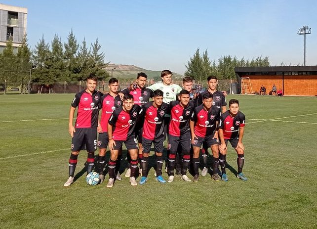 El equipo de Federico Hernández. La foto de la formación principal leprosa que luego superó con holgura 6 a 2 a Sarmiento en el predio de Bella Vista.