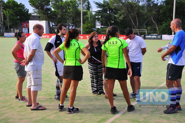 Cruces. Por una serie de reclamos el partido estuvo a punto de suspenderse. Fue un cotejo muy cortado y con muchos roces.    Foto UNO/Juan Manuel Hernández