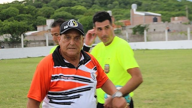 El DT de Altos Hornos Zapla fue apretado por barrabravas
