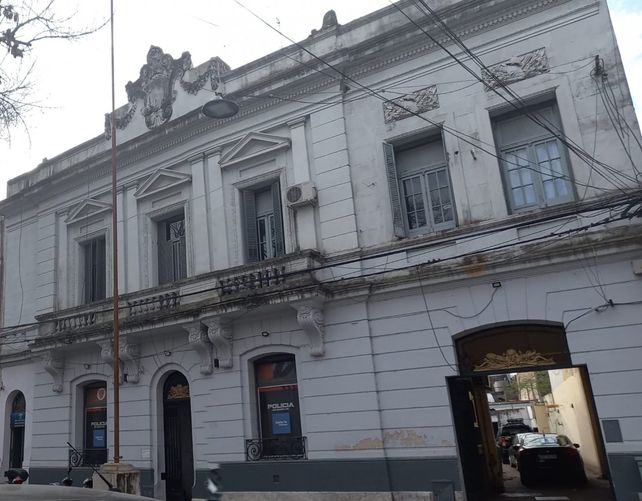 Asalto y abuso sexual en una casa de la zona oeste: la víctima fue trasladada a la Comisaría de la Mujer. Asalto y abuso sexual en una casa de la zona oeste: la víctima fue trasladada a la Comisaría de la Mujer.