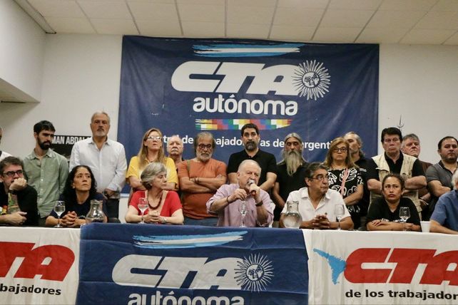 Referentes de las dos CTA convocan a marchar en unidad contra el gobierno.