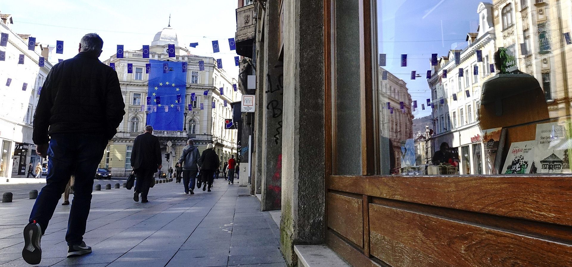 Un hombre camina bajo banderas de la Unión Europea colocadas en una de las calles principales de Sarajevo, Bosnia, el jueves 21 de marzo de 2024. Se espera que los líderes de la Unión Europea reunidos en Bruselas den luz verde a Bosnia y Herzegovina para iniciar conversaciones de membresía una vez que se cumplan ciertas condiciones. reunió. (Foto AP/Eldar Emric) Un hombre camina bajo banderas de la Unión Europea colocadas en una de las calles principales de Sarajevo, Bosnia, el jueves 21 de marzo de 2024. Se espera que los líderes de la Unión Europea reunidos en Bruselas den luz verde a Bosnia y Herzegovina para iniciar conversaciones de membresía una vez que se cumplan ciertas condiciones. reunió. (Foto AP/Eldar Emric)