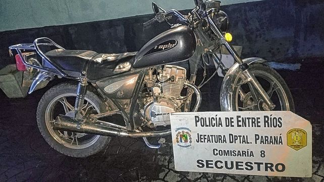 Robó una moto, lo vio la policía y la dejó tirada