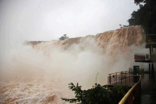 Impresionantes imágenes de las cataratas del Iguazú por la crecida del río