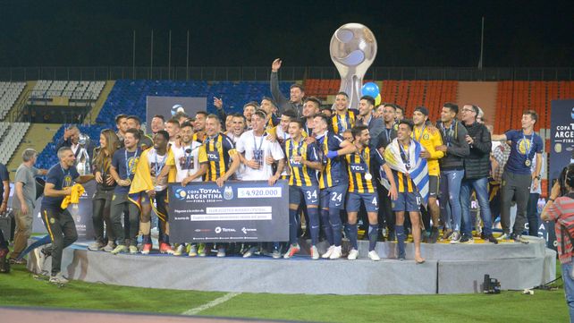 El plantel de Central celebra eufórico en medio de la premiación en el estadio Malvinas Argentinas