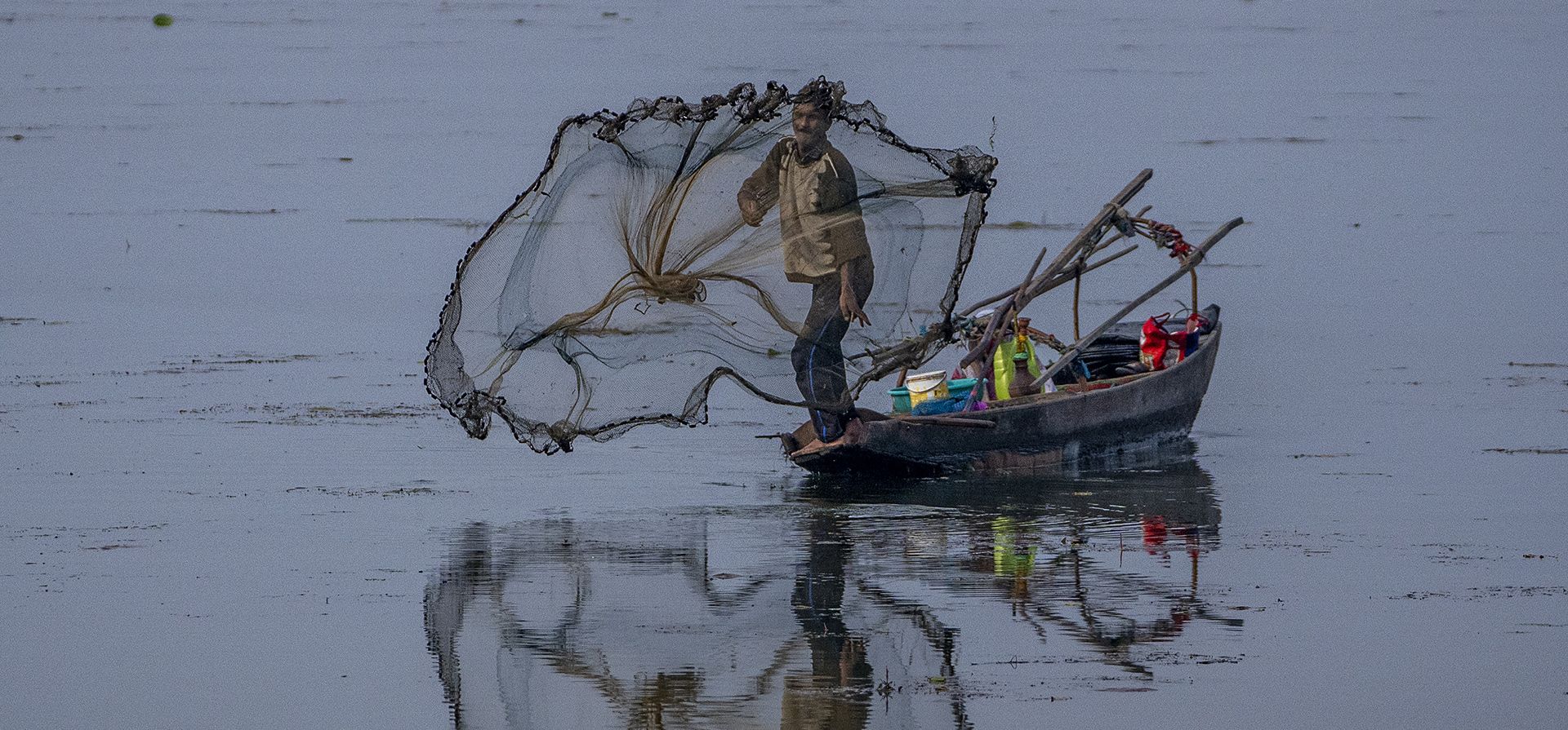 Un pescador de Cachemira arroja su red a las aguas del lago Dal en las afueras de Srinagar, Cachemira controlada por India, el martes 29 de agosto de 2023. (Foto AP/Dar Yasin) Un pescador de Cachemira arroja su red a las aguas del lago Dal en las afueras de Srinagar, Cachemira controlada por India, el martes 29 de agosto de 2023. (Foto AP/Dar Yasin)