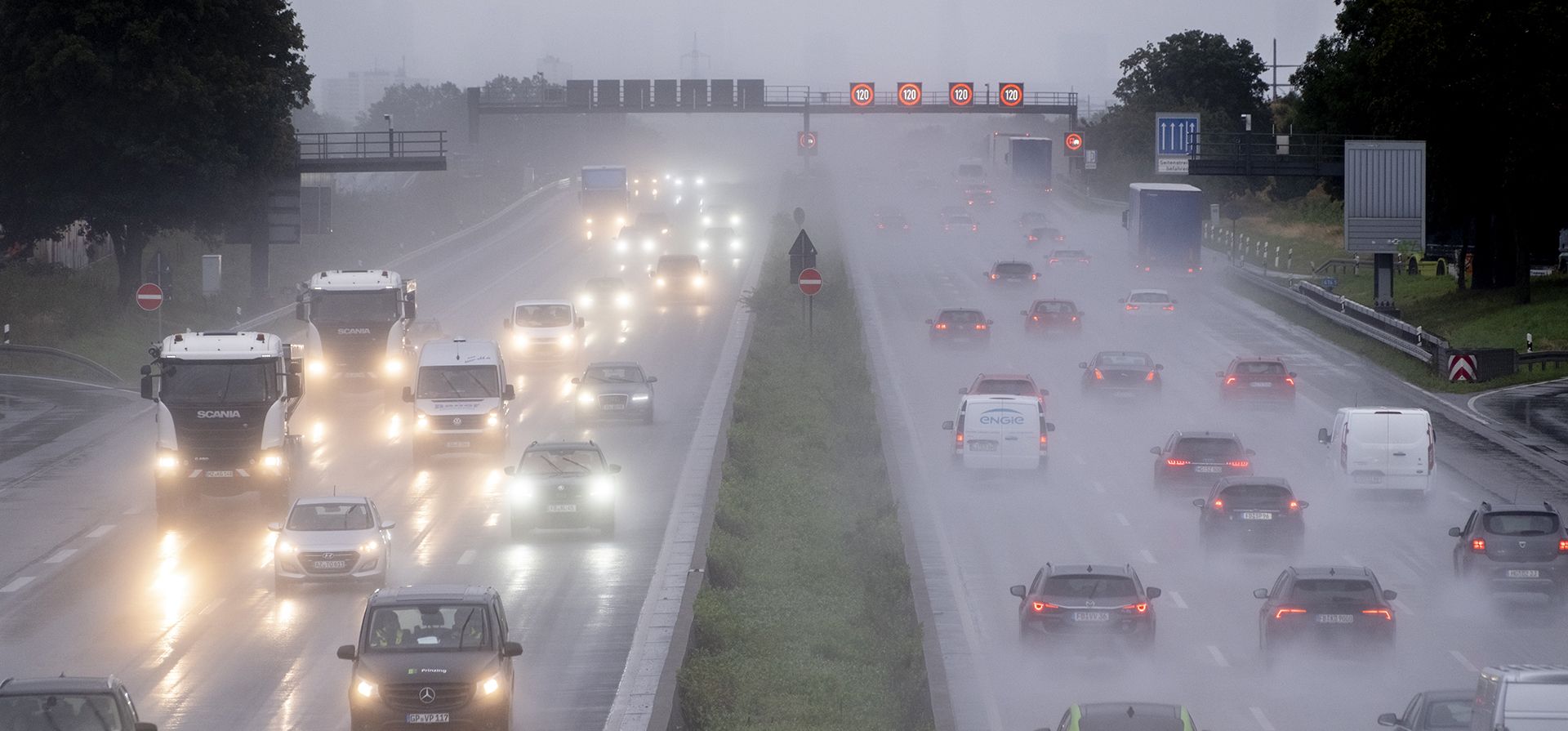 Autos y camiones circulan por una carretera cerca de Frankfurt, Alemania, el martes lluvioso, 1 de agosto de 2023. (AP Photo/Michael Probst) Autos y camiones circulan por una carretera cerca de Frankfurt, Alemania, el martes lluvioso, 1 de agosto de 2023. (AP Photo/Michael Probst)