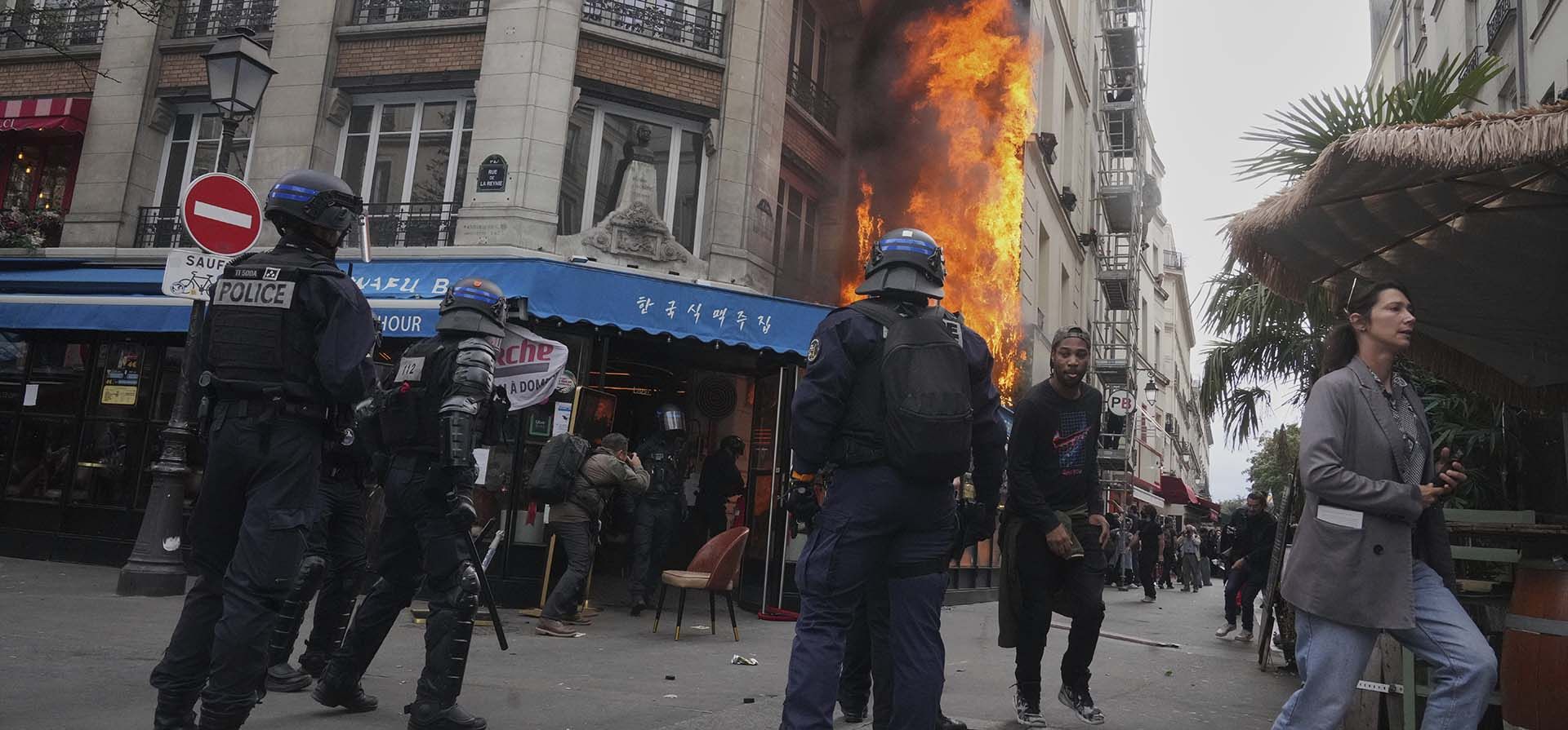 Agentes de la policía antidisturbios se posicionan frente a un restaurante en llamas durante el movimiento de protesta «Bloquons Tout» (Bloqueen todo) en París, Francia, el miércoles 10 de septiembre de 2025. (Foto AP/Thibault Camus) Agentes de la policía antidisturbios se posicionan frente a un restaurante en llamas durante el movimiento de protesta «Bloquons Tout» (Bloqueen todo) en París, Francia, el miércoles 10 de septiembre de 2025. (Foto AP/Thibault Camus)