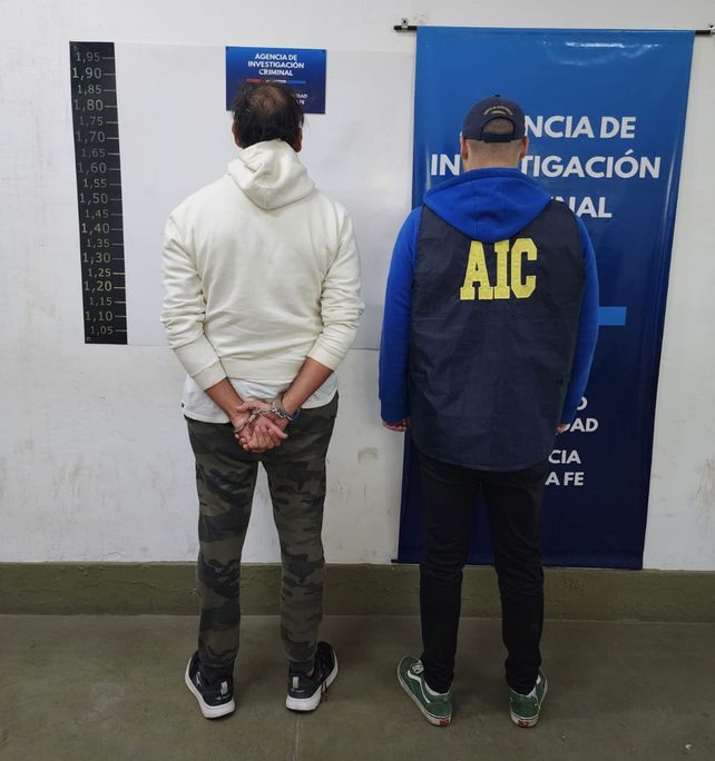 Ariel Matías Cabrera se presentó con dos abogados en AIC y quedó detenido hasta la audiencia imputativa.