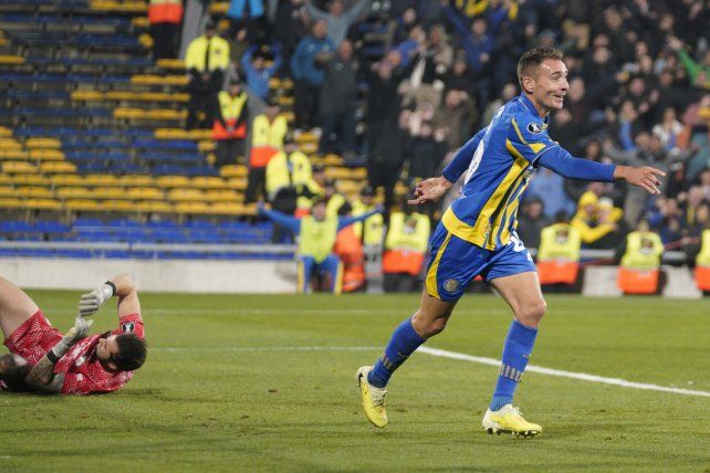 ¡Gritalo Marco! Ruben convirtió su gol número 107 en Central y quedó como el máximo goleador a nivel internacional.
