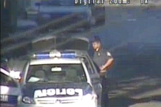 Dos policías porteños le robaron a una mujer que estaba desmayada en su auto