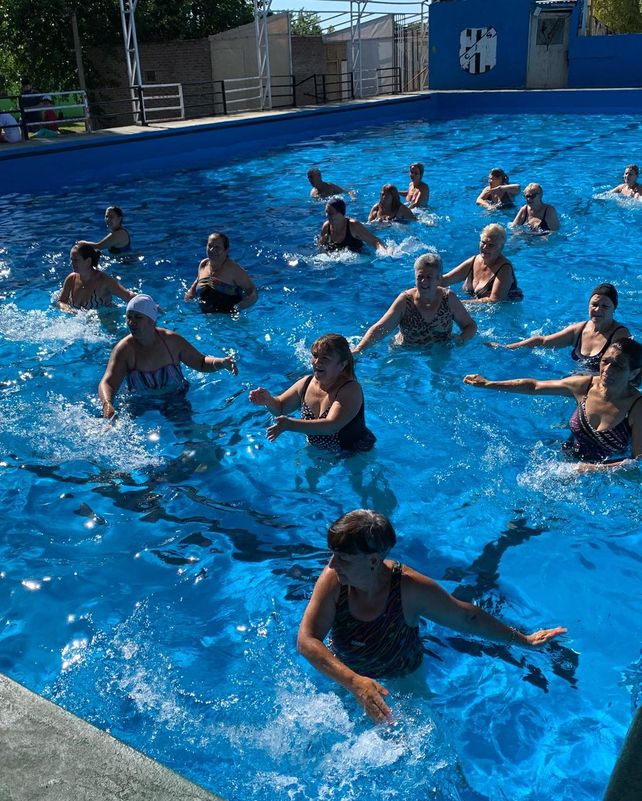 El natatorio. La barriada de la zona norte disfruta de la hermosa pileta que tiene el club Sparta.&nbsp; 