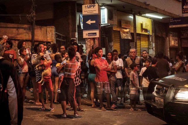 Vecinos de Cantagalo y Pavão-Pavãozinho esperan autorización de la Policía para subir a sus casas.