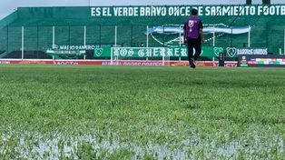 La cancha de Sarmiento, de nuevo con mucha agua. Juega Central.