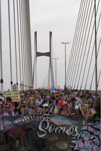 Una multitud participó del último corte y acampe en el puente Rosario - Victoria.