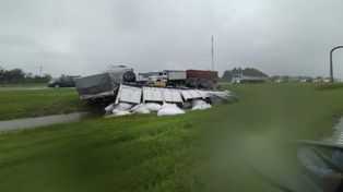 Así quedó un camión con acoplado tras perder el control cerca de San Nicolás, mientras circulaba por la autopista a Buenos Aires, lo que generó varios kilómetros de cola de vehículos.&nbsp;