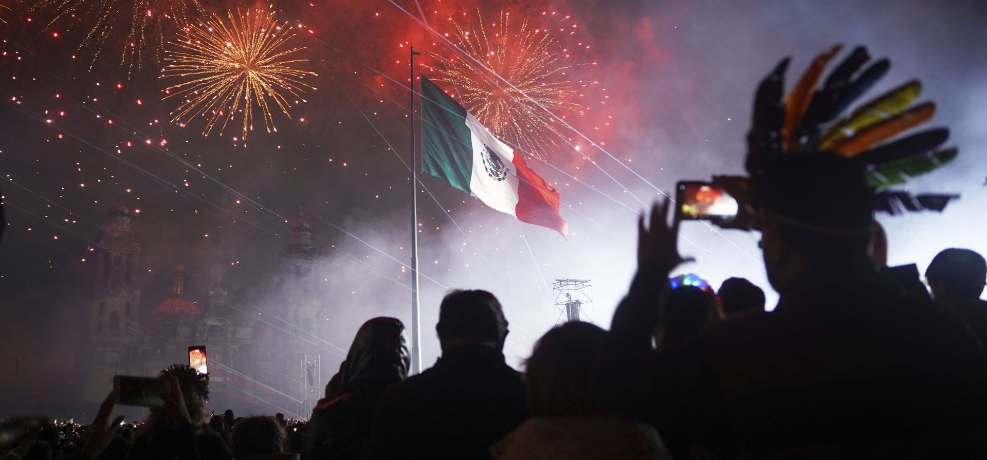 La gente observa los fuegos artificiales durante la celebración del Día de la Independencia en el Zócalo, la plaza principal de la Ciudad de México, el lunes 15 de septiembre de 2025. (Foto AP/Jon Orbach) La gente observa los fuegos artificiales durante la celebración del Día de la Independencia en el Zócalo, la plaza principal de la Ciudad de México, el lunes 15 de septiembre de 2025. (Foto AP/Jon Orbach)
