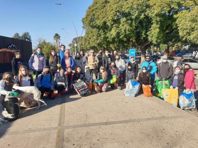 Retiran unos 600 kilos de basura del río: teléfonos, juguetes, tetrabriks y más