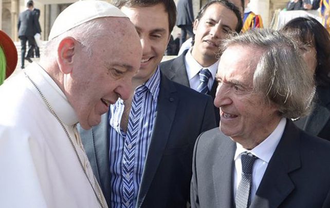 El Papa abrazó a Carlitos Balá en la plaza San Pedro