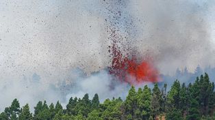 Entró en erupción un volcán en las islas Canarias: evacuaron a más de mil personas