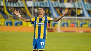 Ángel Di María celebra frente a los hinchas de Central en el triunfo canalla contra Barracas.