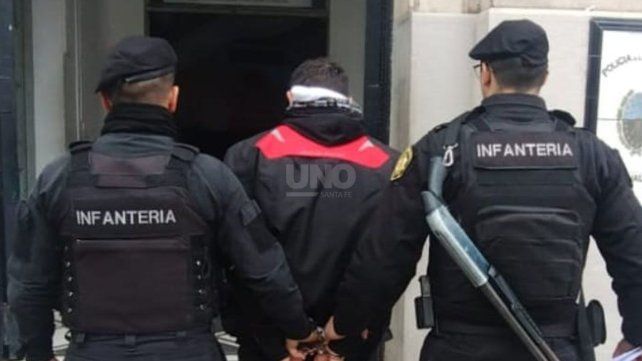 Policías de Infantería apresan a un hombre armado con un pistola 45 en Alto Verde