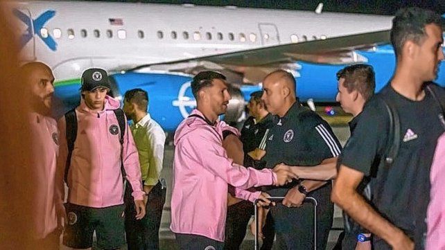 Lionel Messi llegó a El Salvador y fue recibido por una multitud en el aeropuerto local.