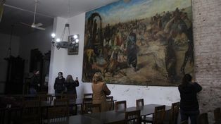 La Hierra, al fondo, aún en el Instituto Martín Fierro, cuando fue relevada por los especialistas del Museo Julio Marc.&nbsp;