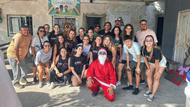 Los integrantes de Suma de Voluntades llevaron alegría a los barrios en esta Navidad