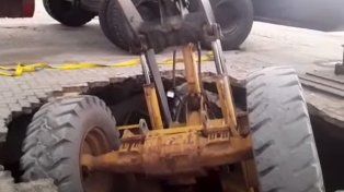 Una pala mecánica cayó en un socavón al ceder la estructura del muelle.