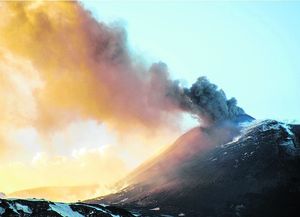Una fuerte erupción del volcán Etna provocó heridas a una decena de personas