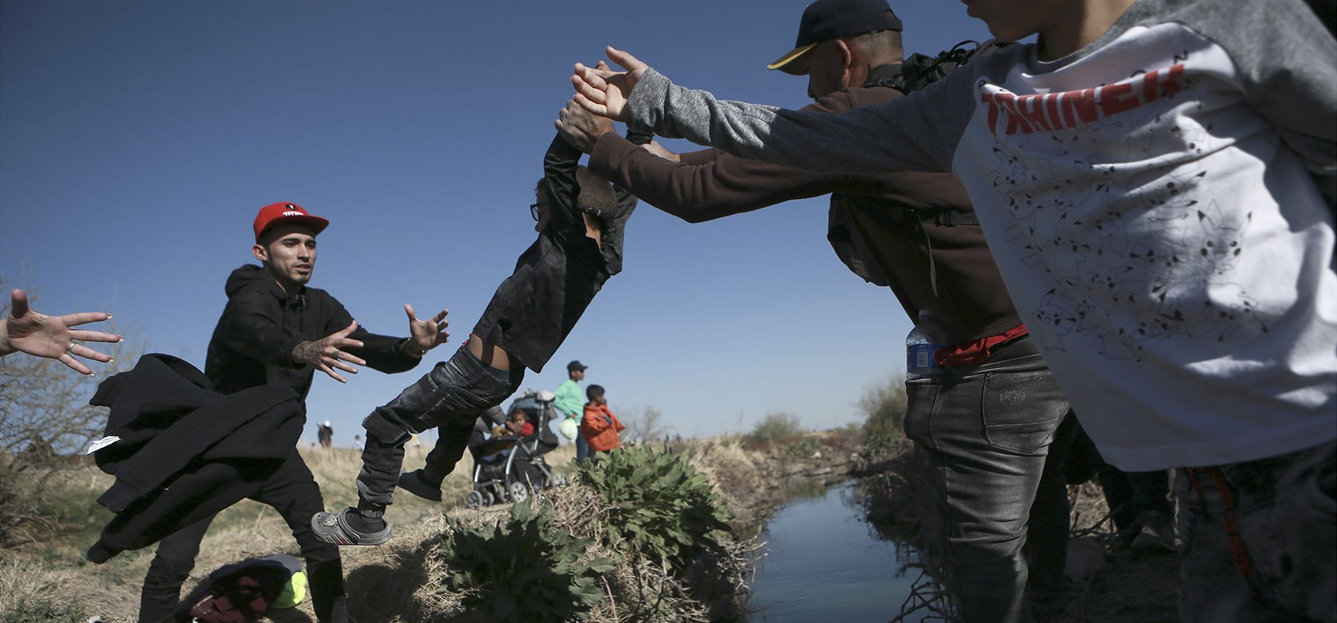 Migrantes cruzan el río Bravo hacia Estados Unidos desde Ciudad Juárez, México, el miércoles 29 de marzo de 2023, un día después de que decenas de migrantes murieran en un incendio en un centro de detención de migrantes en Ciudad Juárez. (Foto AP/Christian Chávez)