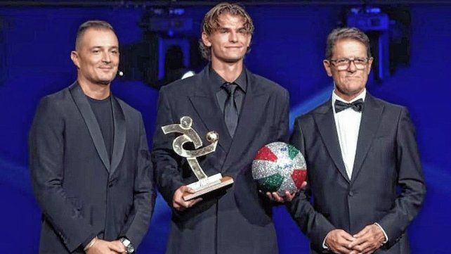 Nico Paz fue elegido como el mejor jugador joven de la Serie A.