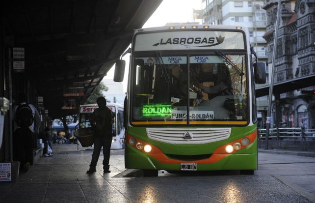 Los ómnibus interurbanos ya no pararán más en la dársena interna de la Plaza Sarmiento. (Foto de archivo).