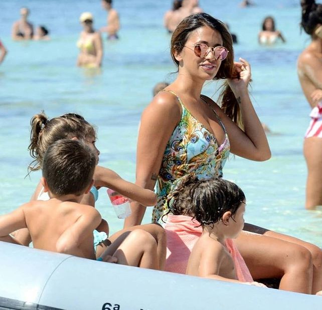 El mundo a sus pies: la mujer de Messi deslumbra en las playas de Ibiza