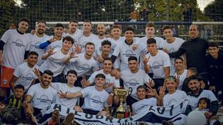 El equipo del Lobo que se consagró campeón del torneo de la Liga Regional del Sud.