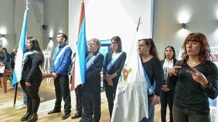 Se entrenaron diplomas a trabajadores de la Municipalidad de Paranpa que concluyeron estudios secundarios.