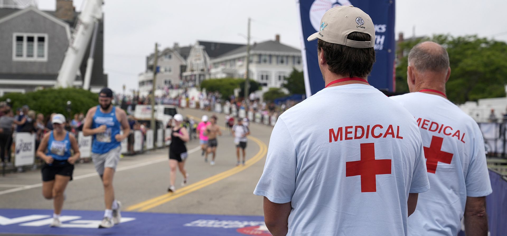 Trabajadores médicos observan a los corredores cruzar la línea de meta en la carrera Falmouth Road Race, el domingo 18 de agosto de 2024, en Falmouth, Massachusetts. (Foto AP/Jeff Roberson) Trabajadores médicos observan a los corredores cruzar la línea de meta en la carrera Falmouth Road Race, el domingo 18 de agosto de 2024, en Falmouth, Massachusetts. (Foto AP/Jeff Roberson)