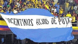 Los hinchas colombianos y una bandera ofensiva para los argentinos