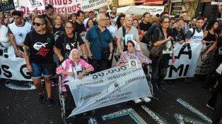 Una multitud en Plaza de Mayo para conmemorar el 24 de marzo