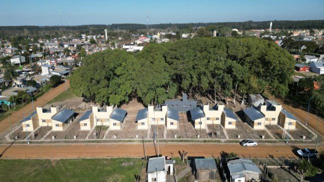 Las viviendas están financiadas por los programas Casa Propia - Construir Futuro y Primero Tu Casa. Pavimentarán barrios de Concepción del Uruguay y Paraná
