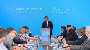 Sergio Massa anunció un dólar a 300 pesos para la soja y las economías regionales