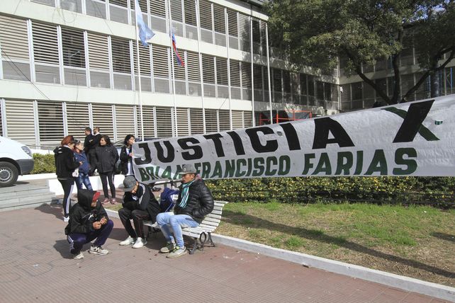 Amigos y familiares del pibe asesinado.&nbsp;